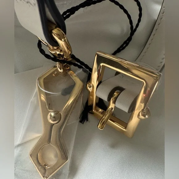 BNIB Gucci White Leather Strap with Gold Buckle - Crossbody - Picture 2 of 5